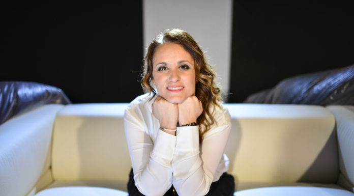 La productora Marta Velasco recibe uno de los Premios Luz del 45º Festival de Huelva, por su trayectoria