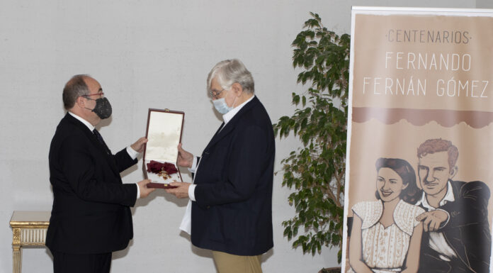 Miquel Iceta entrega a la familia de Fernando Fernán Gómez la Gran Cruz de la Orden Civil de Alfonso X El Sabio